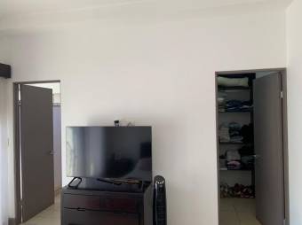 Se vende moderna casa con patio en condominio de San Pablo de Heredia 24-123