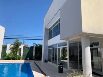 Se vende moderna casa con patio en condominio de San Pablo de Heredia 24-123