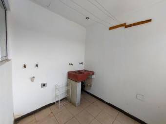 Se alquila espacioso apartamento frente a Hospital metropolitano en Pozos de Santa Ana 24-1126