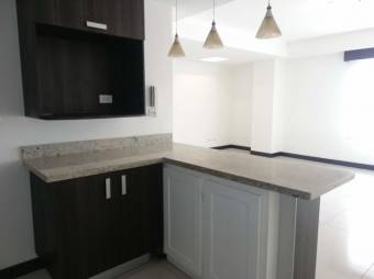 Se vende espacioso apartamento con balcón en San Pedro de Montes de Oca 24-1146