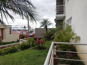 Se vende espacioso apartamento con balcón en San Pedro de Montes de Oca 24-1146