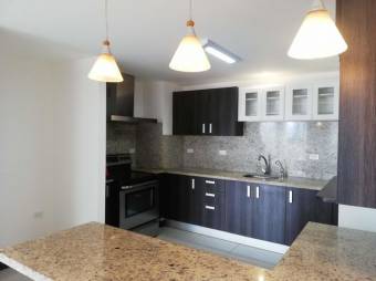 Se vende espacioso apartamento con balcón en San Pedro de Montes de Oca 24-1146