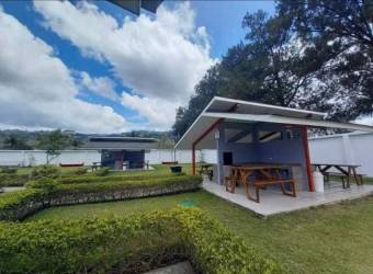 Se vende espaciosa y moderna casa en condominio de Quebradilla de Cartago 24-896 