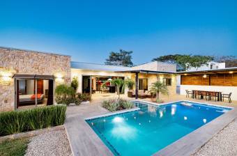 2 luxury houses for sale with 2 apartments in Tamarindo, Guanacaste