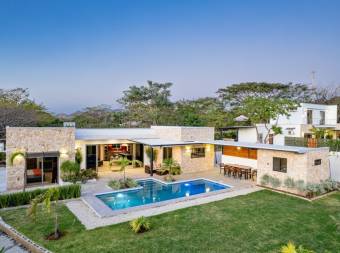 2 luxury houses for sale with 2 apartments in Tamarindo, Guanacaste