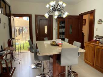 Se vende hermosa casa con patio en San Antonio de Belén 22-2713