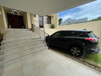 Se vende hermosa casa con patio en San Antonio de Belén 22-2713