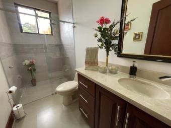 Se vende hermosa casa con patio en San Antonio de Belén 22-2713