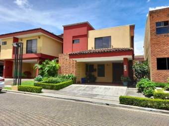 Se vende espaciosa casa en prestigioso condominio de San Antonio de Belén 23-3152  