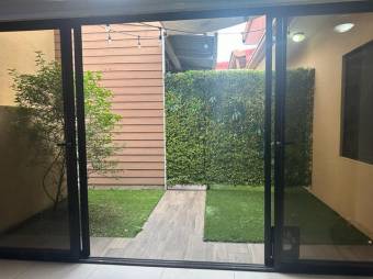 Se vende moderna y espaciosa casa en condominio de San Francisco de Heredia 24-483