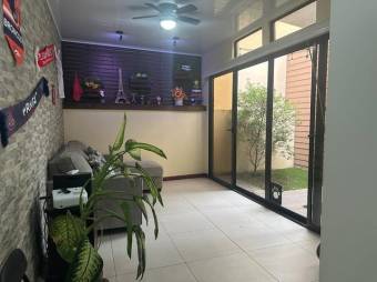 Se vende moderna y espaciosa casa en condominio de San Francisco de Heredia 24-483