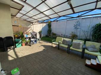 Se vende espaciosa casa con patio y terraza en condómino de San Pablo de Heredia 24-168