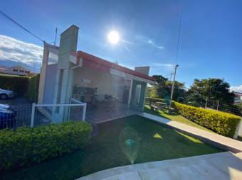 Se vende espaciosa casa con patio y terraza en condómino de San Pablo de Heredia 24-168