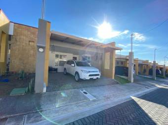 Se vende espaciosa casa con patio y terraza en condómino de San Pablo de Heredia 24-168