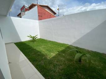 Se vende espaciosa casa con patio para estrenar en San Francisco de Heredia 24-214