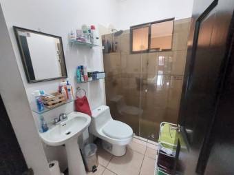 Se vende propiedad con 2 apartamentos en mercedes de Heredia 24-479