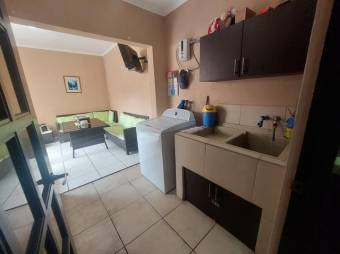 Se vende propiedad con 2 apartamentos en mercedes de Heredia 24-479