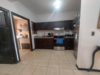 Se vende propiedad con 2 apartamentos en mercedes de Heredia 24-479