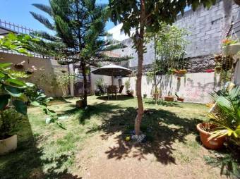 Se vende espaciosa casa con patio y terraza en Ulloa de Heredia 24-803