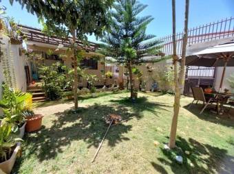 Se vende espaciosa casa con patio y terraza en Ulloa de Heredia 24-803