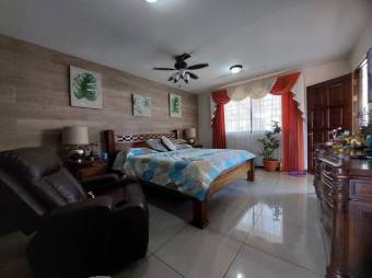 Se vende espaciosa casa con patio y terraza en Ulloa de Heredia 24-803