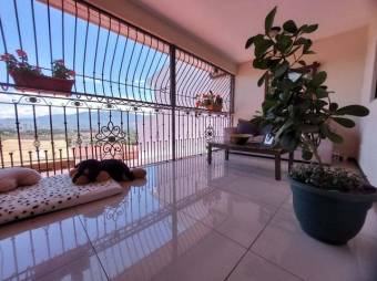 Se vende espaciosa casa con patio y terraza en Ulloa de Heredia 24-803