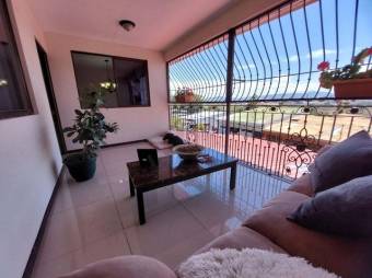 Se vende espaciosa casa con patio y terraza en Ulloa de Heredia 24-803