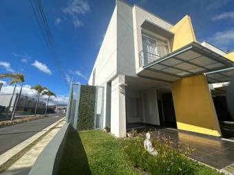 Se vende espaciosa casa en lindo condominio de San Pablo de  Heredia 24-998