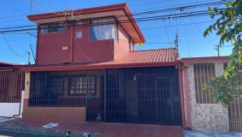 Se vende espaciosa casa con 1 apartamento para inversión en Mercedes de Heredia 23-1894