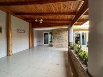 Se vende moderna casa con amplio patio y terraza en San Francisco de Heredia 24-918