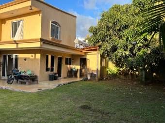 Se vende moderna casa con amplio patio y terraza en San Francisco de Heredia 24-918