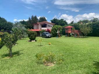 Se vende espaciosa casa con gran lote de mas de 1600m2 en Concepción de San Rafael 24-466 