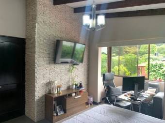 Se vende espaciosa casa con gran lote de mas de 1600m2 en Concepción de San Rafael 24-466 