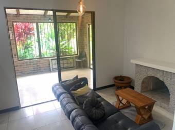 Se vende espaciosa casa con gran lote de mas de 1600m2 en Concepción de San Rafael 24-466 