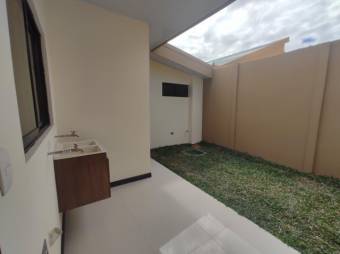 Se vende linda y amplia casa con patio en San Rafael de Heredia 23-1386