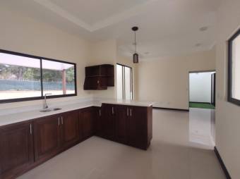 Se vende linda y amplia casa con patio en San Rafael de Heredia 23-1386