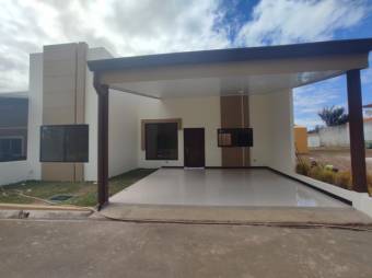 Se vende linda y amplia casa con patio en San Rafael de Heredia 23-1386