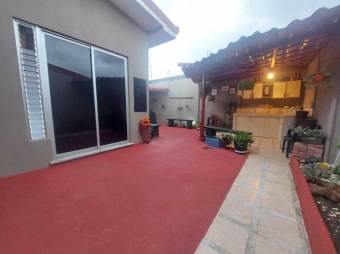 Se vende espaciosa casa con terraza en condominio de San Pablo de Heredia 24-140