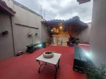 Se vende espaciosa casa con terraza en condominio de San Pablo de Heredia 24-140