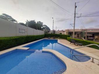 Se vende espaciosa casa con terraza en condominio de San Pablo de Heredia 24-140