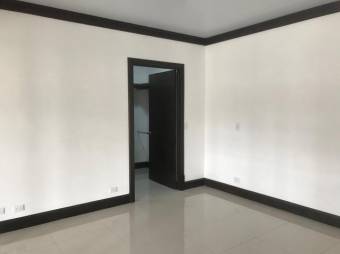 Se vende espaciosa casa con jardín y modernos acabados en condominio de San pablo de Heredia 24-140