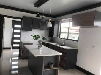 Se vende espaciosa casa con jardín y modernos acabados en condominio de San pablo de Heredia 24-140