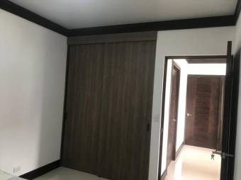 Se vende espaciosa casa con jardín y modernos acabados en condominio de San pablo de Heredia 24-140