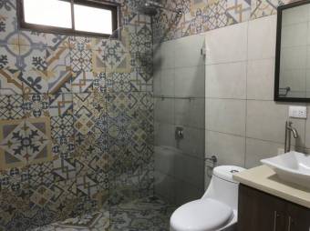 Se vende espaciosa casa con jardín y modernos acabados en condominio de San pablo de Heredia 24-140