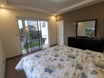 Se vende espacioso apartamento en condominio de Ulloa de Heredia 23-1355