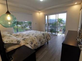 Se vende espacioso apartamento en condominio de Ulloa de Heredia 23-1355