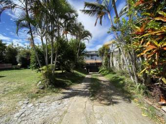 Se vende espaciosa casa con uso de suelo mixto y amplia zona verde en San Pablo de 