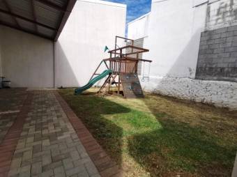 Se vende moderno y espacioso apartamento en condominio en San Francisco de Heredia 23-1578