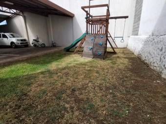 Se vende moderno y espacioso apartamento en condominio en San Francisco de Heredia 23-1578