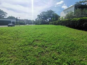 Se vende lote plano de mas de 1,100m2 en lujoso condominio de Rio Oro 24-200